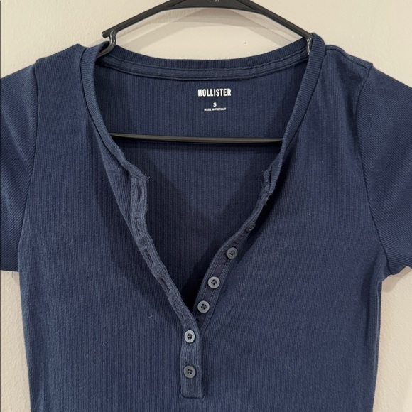 Y2K style Hollister Women's navy Blue Short Sleeve button Top - Picture 2 of 4
